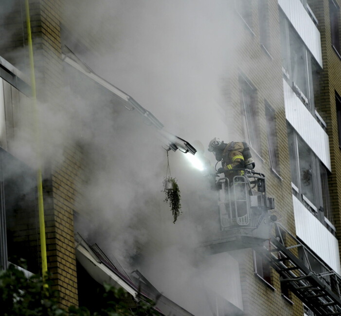 Räddningstjänsten fick använda brandstegar när de evakuerade hundratals människor från sina lägenheter i kraftig rök.
