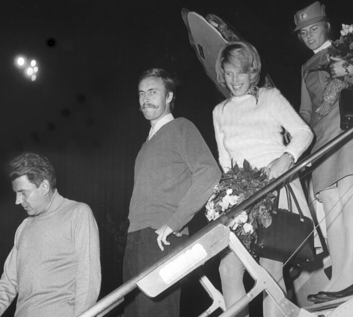 Flygbesättningen lämnar planet, från vänster: piloten Bo Wrenfeldt, Bror Hugo Olssson , Barbro Blixth och Charlotte Fellenius. Flygbesättningen lämnar planet, från vänster: piloten Bo Wrenfeldt, Bror Hugo Olssson , Barbro Blixth och Charlotte Fellenius.
