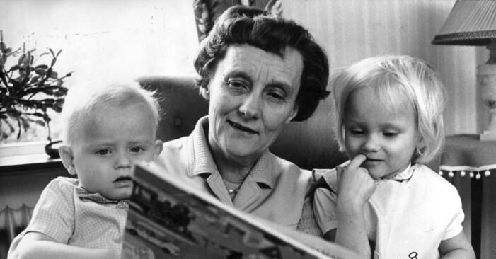 ARKIV 1966. Astrid Lindgren läser för barnbarnen Annika och Anders. Foto: Ove Wallin.