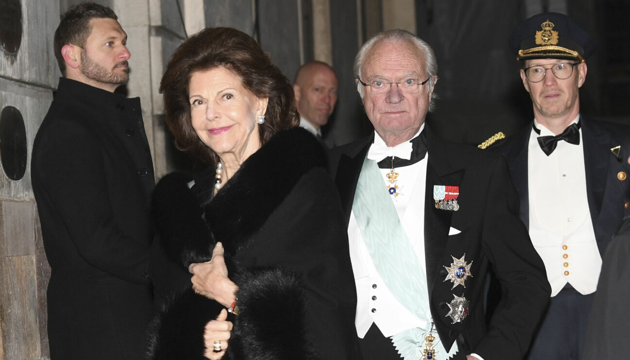 Drottning Silvia och kung Carl Gustaf kommer tillSvenska Akademiens årliga högtidssammankomst i Börshuset i Gamla stan