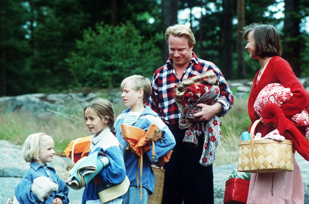 Lotta (Grete Havnesköld) med hela familjen; pappa (Claes Malmberg), mamma (Beatrice Järås), storebror Jonas (Martin Andersson) och storasyster Mia (Linn Gloppestad) på picknick.
