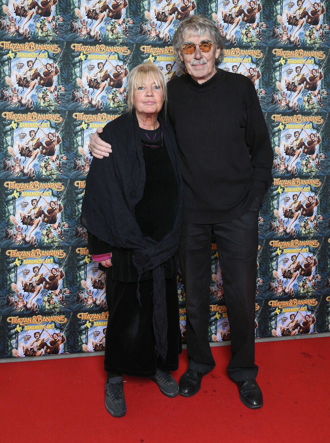 Inger och Lasse Åberg har kilat stadigt i 60 år. De träffades en gång i tiden på Konstfack och där sa det klick. Här syns de på ett vimmel på premiären av familjemusikalen <span class=" italic" data-lab-italic_desktop="italic">Trazan & Banarne – Banankontakt</span>. Lasse Åberg och fru Inger Åberg.