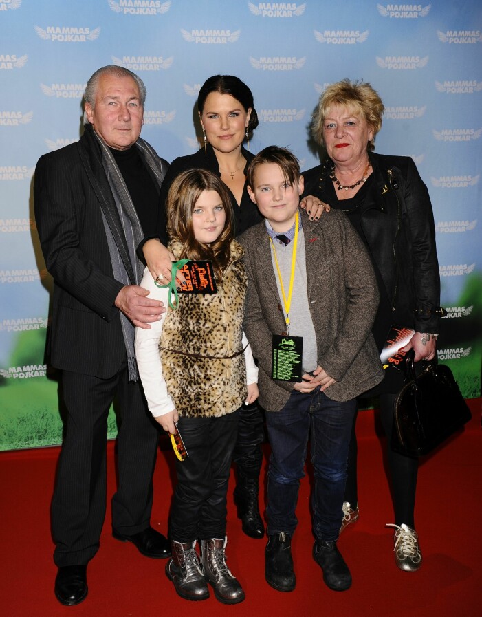 Mia Skäringer med barnen Heli och Alfred och svärföräldrarna Bosse och Anette på premiären av <em>Mammas pojkar</em> på Rigoletto i Stockholm, 2012.