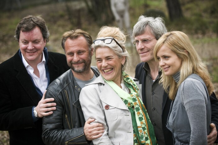 Ewa Fröling med sina kolleger i Änglavakt. Ewa Fröling med Michael Nyqvist.
