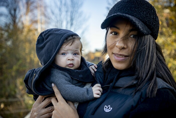 Som den rastlösa själ hon är rörde Jamina på sig under hela graviditeten och var tillbaka på handbollsplanen redan sex veckor efter dottern Lous födelse. Hansbollsproffset Jamina Roberts med dottern Lou.