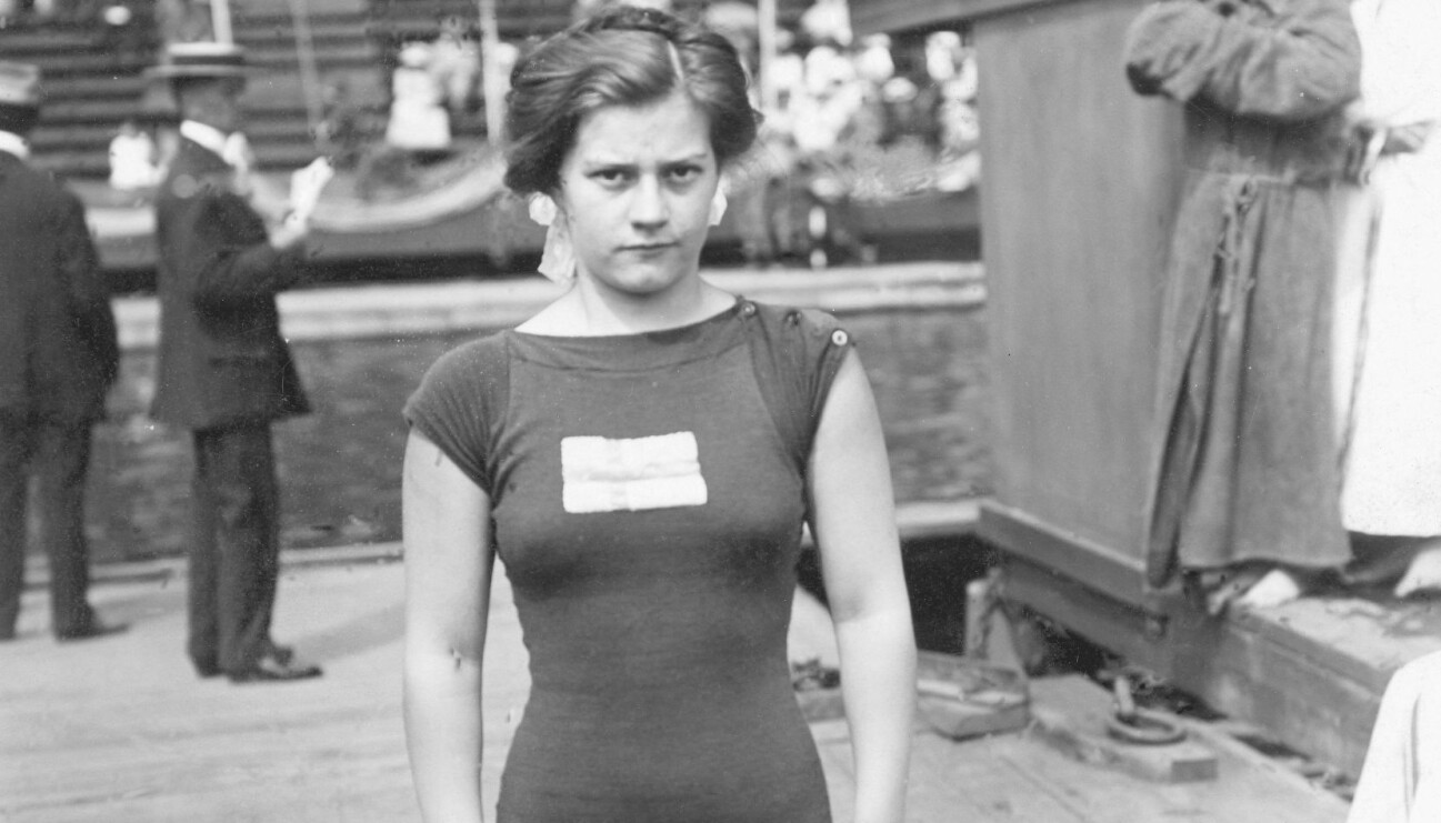 En svartvit bild av simhopperskan Greta Johansson som vann svenskt OS-guld i simhoppning år 1912.