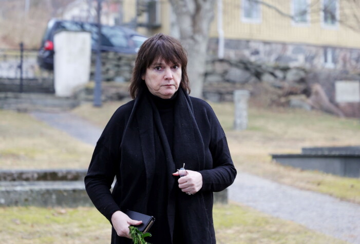 Lotta Bromé på väg in till Ingvar Oldsbergs begravning i Råda kyrka i Mölnlycke.