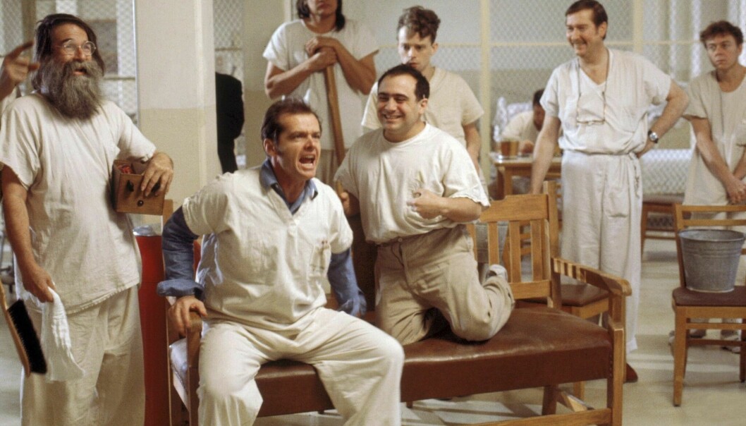 – Många tror att det är som i Gökboet på en psykiatrisk avdelning, säger Hanna och syftar på filmen med Jack Nicholson från 1975. Jack Nicholson i filmen Gökboet.