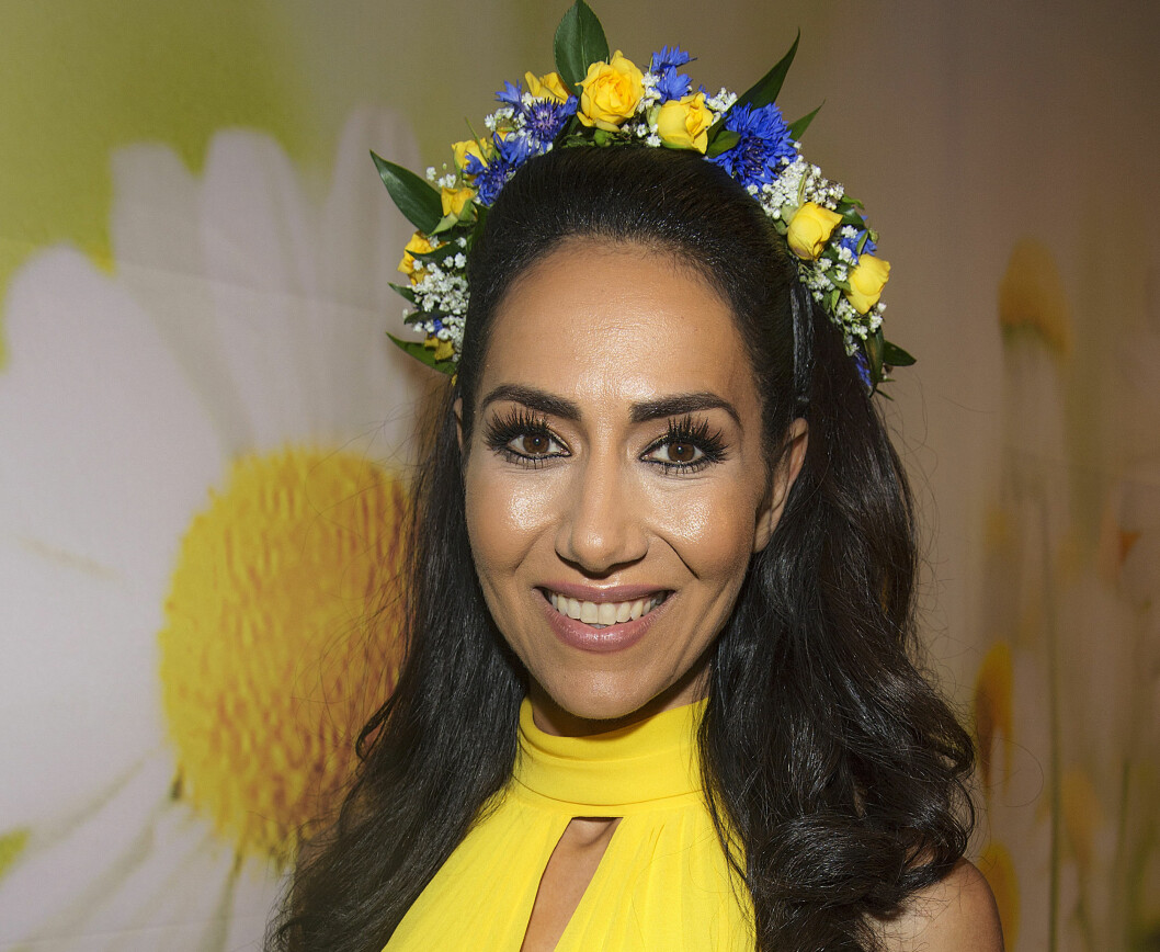 Mouna Esmaeilzadeh med krans i håret sommarpratade 2018.