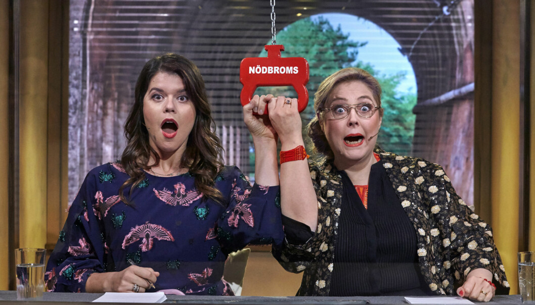 Radarparet Emma Molin och Hanna Dorsin tävlar snart i På spåret för tredje året i rad. Skådespelarna Emma Molin och Hanna Dorsin i På spåret. De drar i en handbroms och ser förvånade ut.