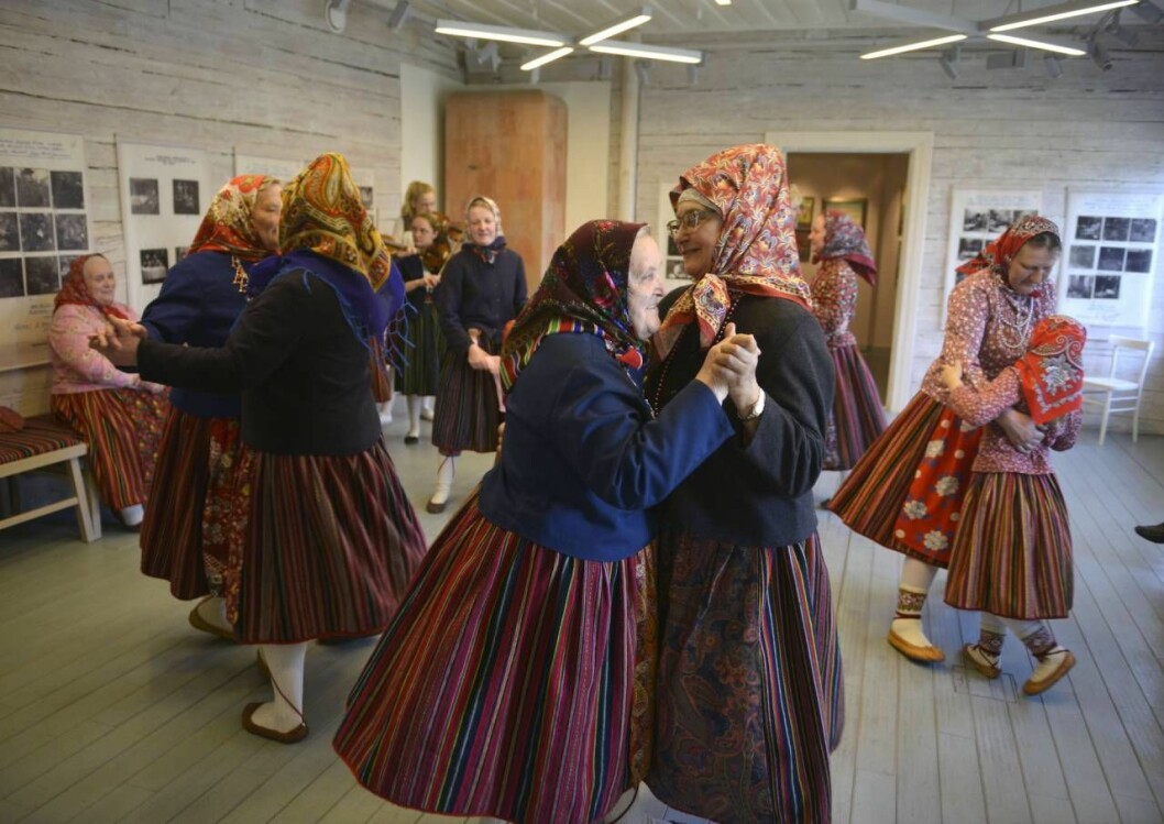På estniska ön Kihnu är kvinnorna dominerande. Foto: TT Kvinnor i traditionella kläder dansar på estniska ön Kihnu.