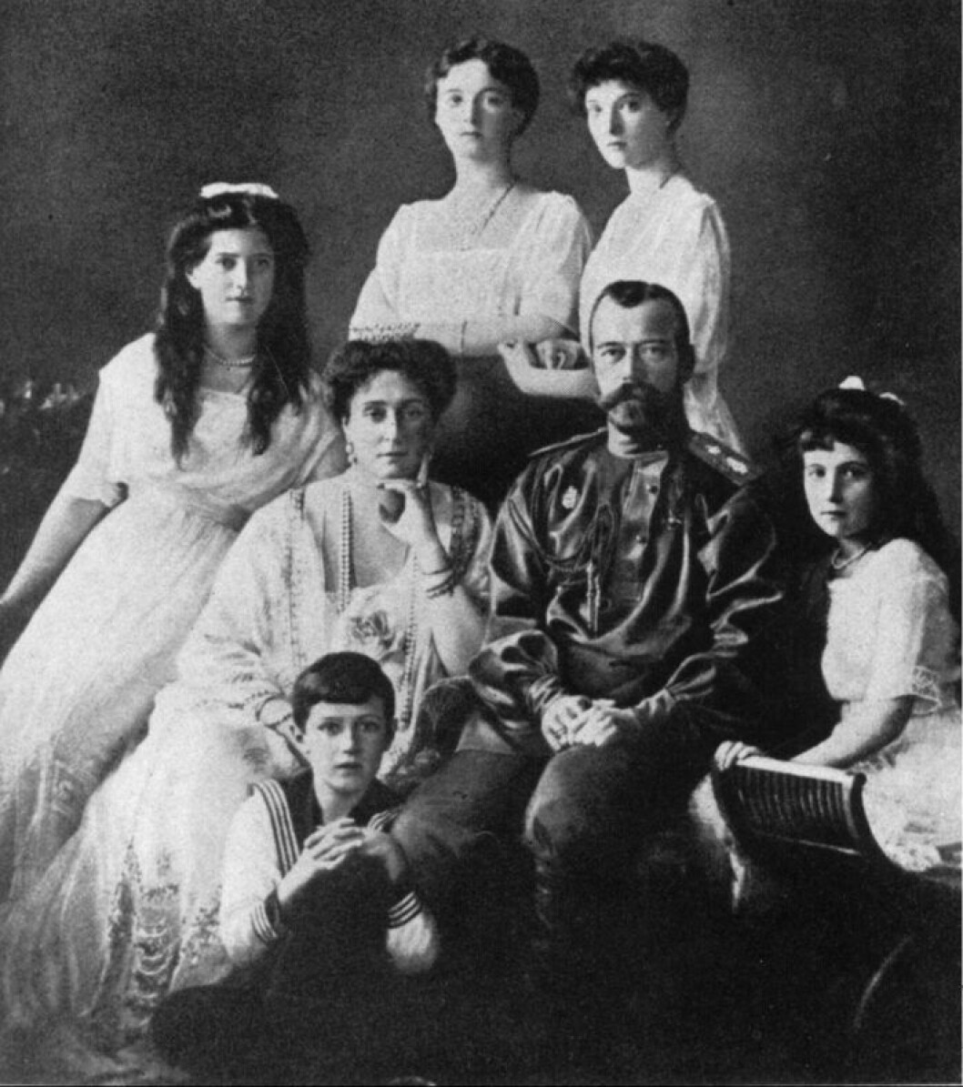 Tsarfamiljen Romanov, Tsar Nikolaj och kejsarinnan Alexandra med sina barn Olga, Tatiana, Maria, Anastasia och Aleksej.