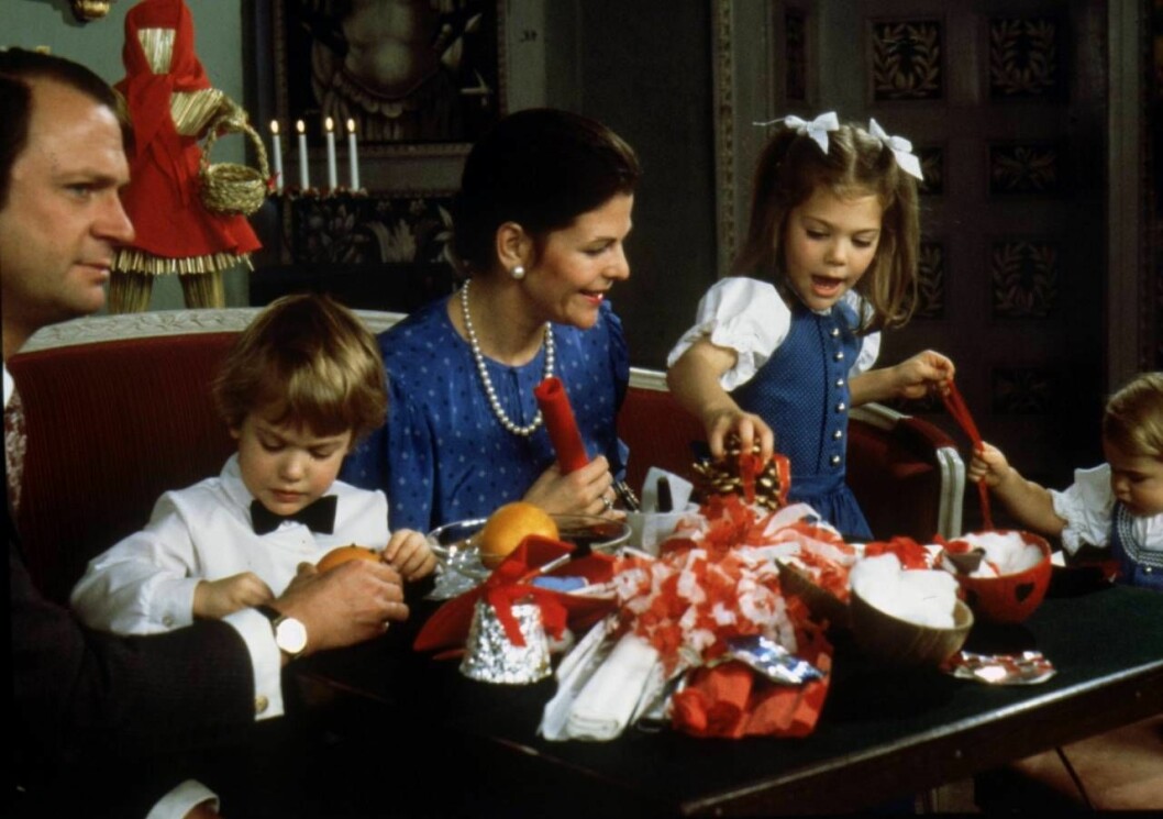 Kung Carl Gustaf, prins Carl Philip, drottning Silvia, kronprinsessan Victoria och prinsessan Madeleine julpysslar. Kung Carl Gustaf, prins Carl Philip, drottning Silvia, kronprinsessan Victoria och prinsessan Madeleine julpysslar.