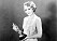 Mary Pickford I kort hår med en Oscar i handen. 