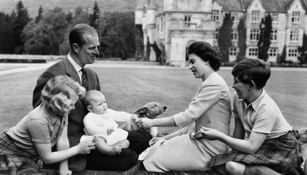 Kungligt familjemys på filt utanför Balmoral Castle i Skottland, den 8 september 1960. Vi ser Andrew i knät på sin far prins Philip, och drottning Elizabeth II med prinsessan Anne och prins Charles.
