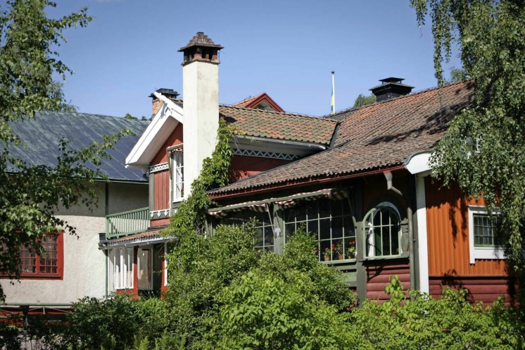 Carl Larsson-gården är det kända namnet på stugan Lilla Hyttnäs i byn Sundborn i Dalarna. Mellan 1889 och 1912 förvandlade makarna Carl Larsson och Karin Larsson-Bergöö sin bostad till ett av Sveriges mest omtalade hem.