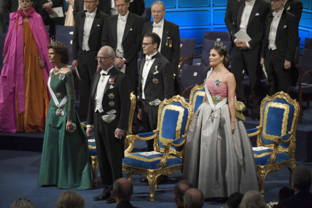 <img class="alignnone wp-image-118359 size-medium" src="https://files.femina.se/uploads/2018/12/sdltd6e7c0b-nh-700x467.jpg" alt="Kungafamiljen på Nobelprisutdelningen 2018" width="700" height="467" srcset="https://files.femina.se/uploads/2018/12/sdltd6e7c0b-nh-700x467.jpg 700w, https://files.femina.se/uploads/2018/12/sdltd6e7c0b-nh-150x100.jpg 150w, https://files.femina.se/uploads/2018/12/sdltd6e7c0b-nh-768x512.jpg 768w, https://files.femina.se/uploads/2018/12/sdltd6e7c0b-nh-980x654.jpg 980w" sizes="(max-width: 700px) 100vw, 700px"> Kungafamiljen på Nobelprisutdelningen 2018