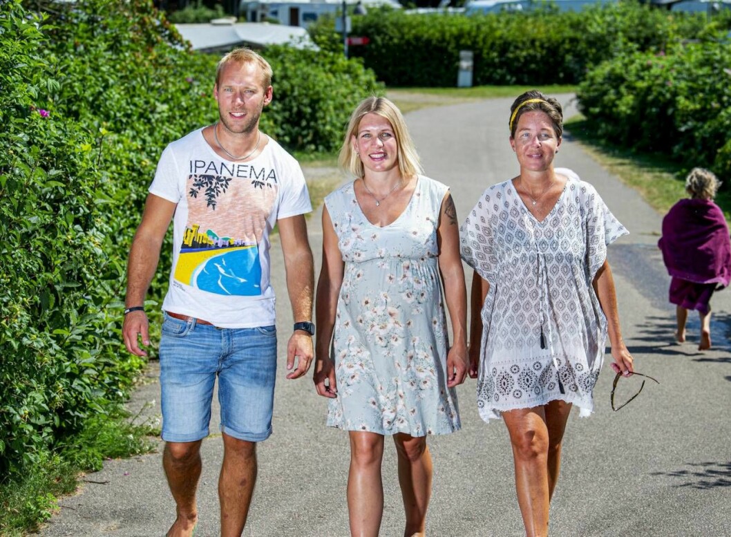 ”Det senaste året har varit hur häftigt som helst – att det har hänt och att det har funkat”, säger Anton Rydenstam. Här med systern Linnea Häggmark som bär barnet och frun Sandra Rydenstam Björk har. Foto: Christian Örnberg
