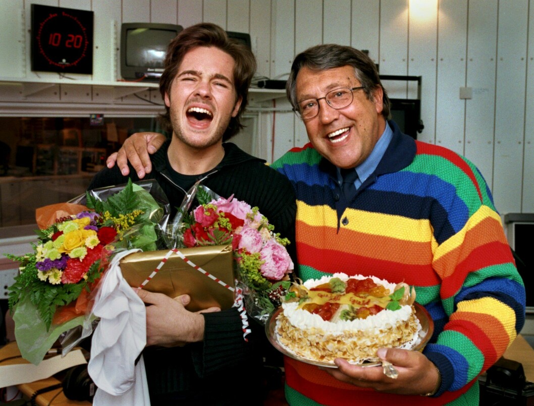Peter Jöback och Kent Finell med blommor och tårta.