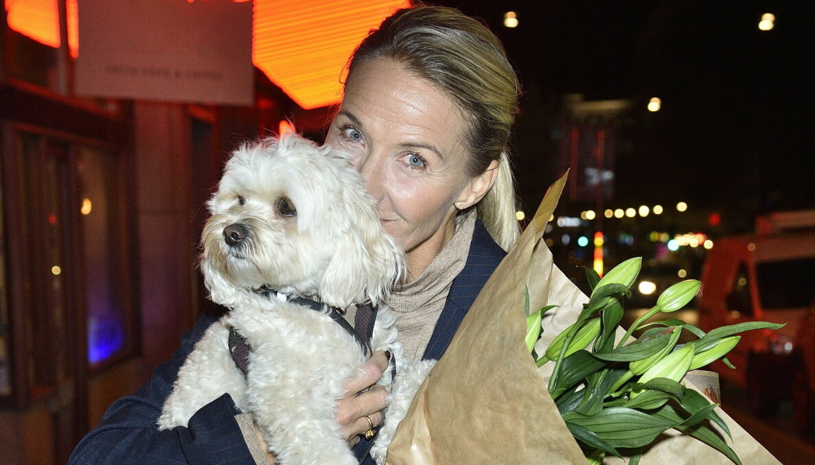Kristin Kaspersen med hunden Minoo som är en cavapoo.