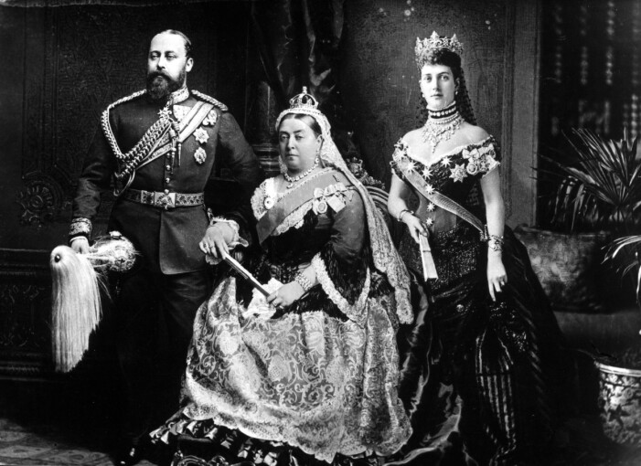 <span class=" bold" data-lab-bold_desktop="bold">NOVEMBERBARN. </span>Det var prinsessan Alexandra (1844–1925), född den 10 november, som bröt drottning Victorias långvariga påbud om sorgsmycken. Efter gemålens död 1861 hade det enbart sålts smycken av järn, stenkol och onyx och nu vädjade de brittiska juvelerarna om förändring. Prinsessan lyssnade och gick dem till mötes. Danskfödda Alexandra, ofta avbildad med ett juvelbesatt ”hundhalsband” som slöt tätt krig halsen, var genom sitt gifte med kronprins Edward svärdotter till Victoria. Alexandras egen drottningtid från 1901 har kallats Belle époque eller De vita smyckenas tid. Prinsessan Alexandra – novemberbarn.