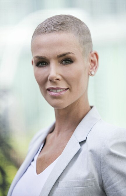 Gunhild Stordalen ser i dag bara fördelar med att vara kvinna på en makt-position. ”Männen själva ser att kvinnor har andra infallsvinklar och forskningen säger också tydligt att de företag som har mångfald i styrelser är mer framgångsrika”. Gunhild Stordalen i snaggad frisyr och ljus kostym.