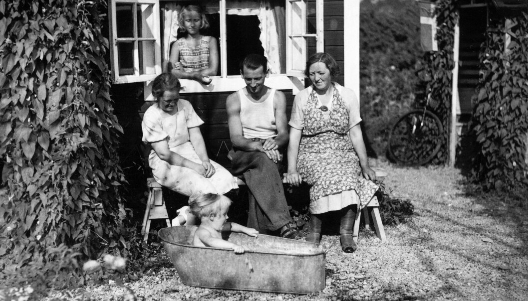 Tre kvinnor, en amn och en liten flicka utanför ett sommarhus 1941.