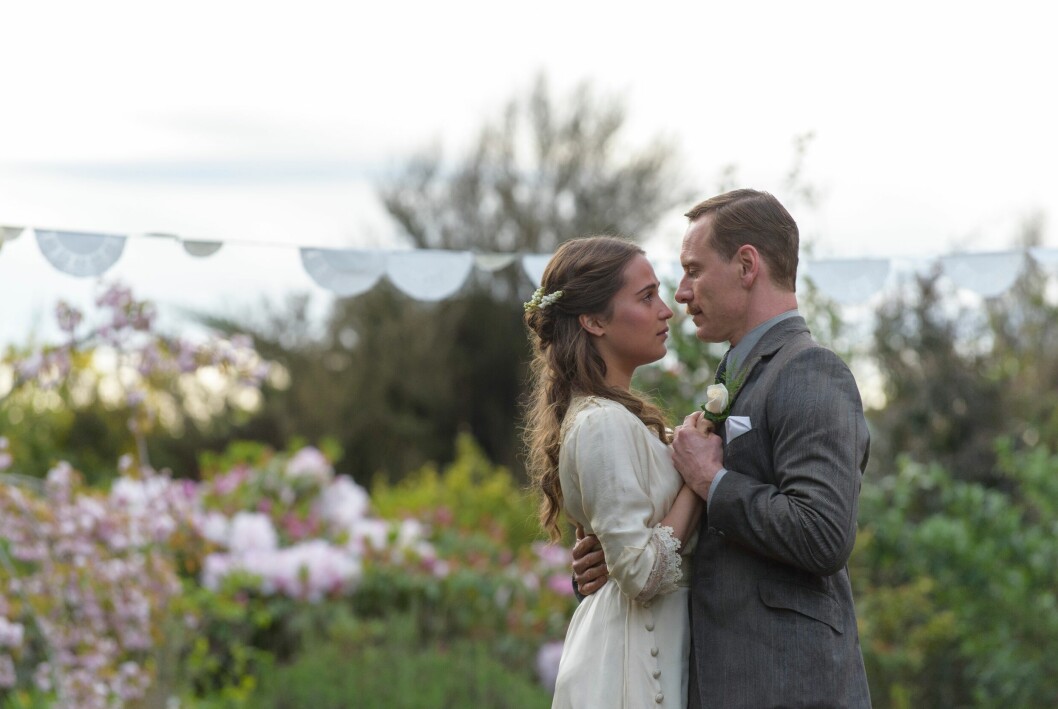 Alicia Vikander och Michael Fassbender spelade man och hustru i filmen <span class="italic" data-lab-italic_desktop="italic">Fyren mellan haven </span>från år 2016. Ett år senare var de själva man och hustru. Alicia Vikander och Michael Fassbender spelade man och hustru i filmen Fyren mellan haven från år 2016. Ett år senare var de själva man och hustru.
