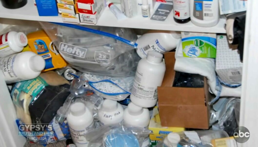 I hemmet hittade polisen enorma mängder mediciner som Dee Dee hade tryckt i Gypsy för att få henne att verka sjuk. Massa mediciner.