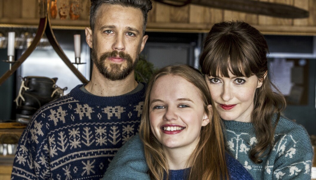 Mest känd för den stora publiken blev Sanna genom SVT-serien <em>Andra åket</em>. Här med Jakob Setterberg och Elsa Forsberg. Skådespelarna Jakob Setterberg, Elsa Forsberg och Sanna Sundqvist i tv-serien Andra åket.