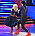 Bild på Pia och sin danspartner på dansgolvet i Lets Dance. De har på sig mörkblåa kläder och röda skor. Pia skrattar och de håller i varandra i en dansrörelse.