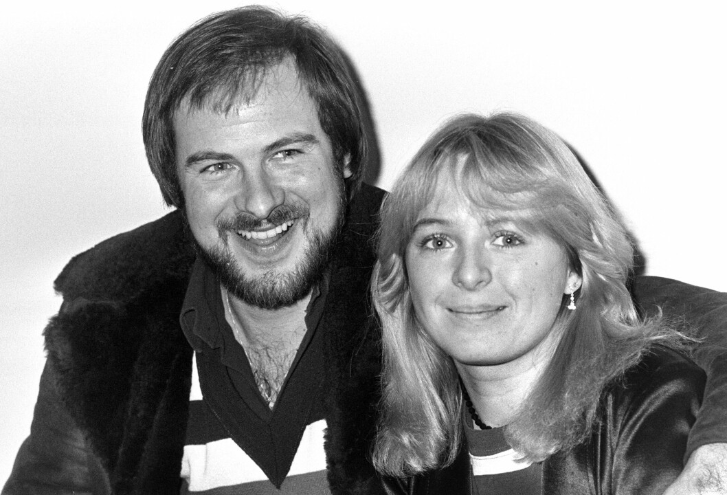 Lasse Holm och Kikki Danielssin år 1980, inför musikgruppen Chips medverkan i <span class=" italic" data-lab-italic_desktop="italic">Melodifestivalen</span> med låten <span class=" italic" data-lab-italic_desktop="italic">Mycke' mycke' mer</span>. Lasse Holm och Kikki Danielssin år 1980, inför musikgruppen Chips medverkan i Melodifestivalen med låten Mycke' mycke' mer.
