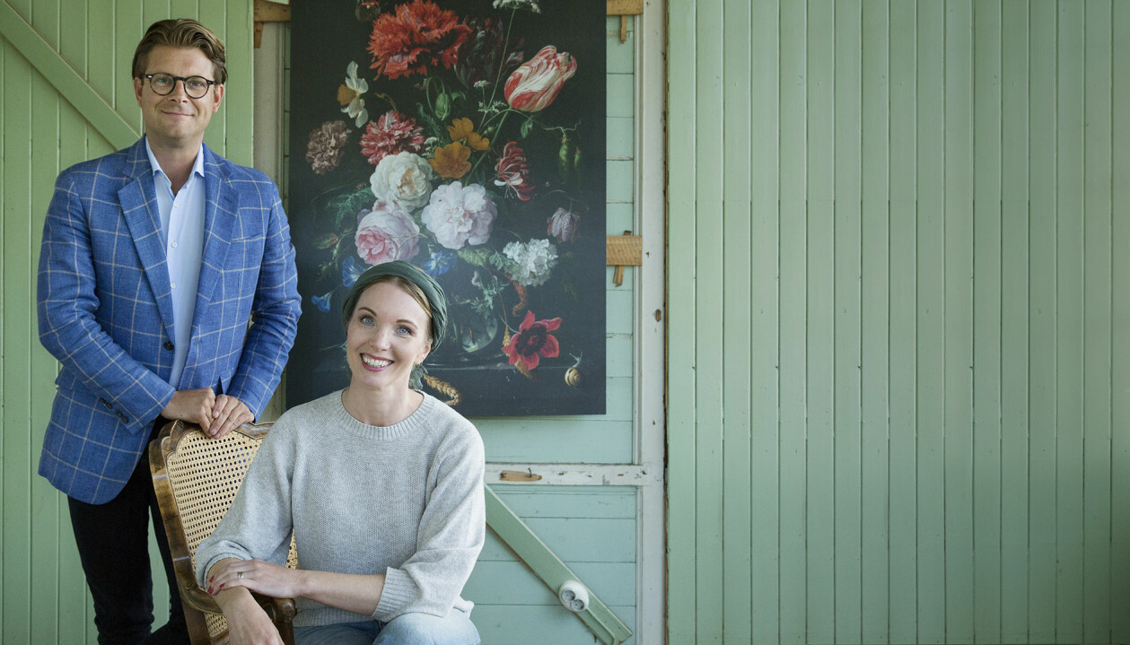 Erika och programledarkollegan Rickard Thunér i SVT:s <em>Det sitter i väggarna.</em> Erika och program-ledarkollegan Rickard Thunér i SVT:s Det sitter i väggarna.