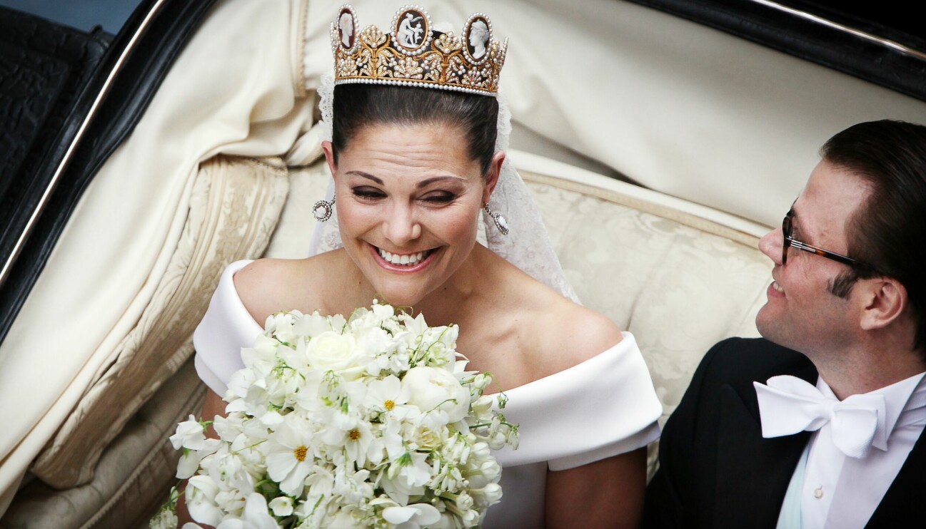Kronprinsessan Victoria och prins Daniel åker kortege på sin bröllopsdag den 19 juni 2010.