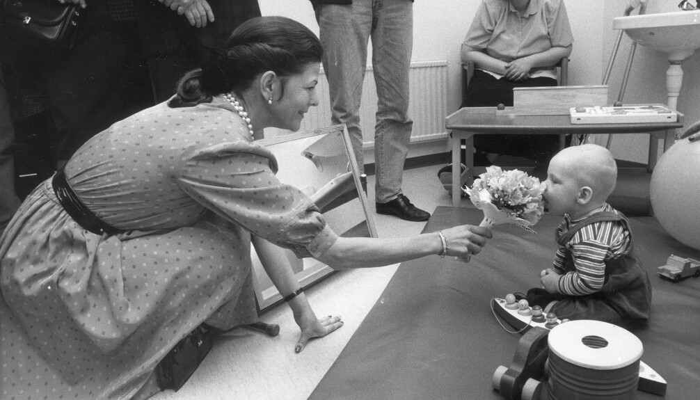 <i>Foto: Bertil Ericson</i> Drottning Silvia leker med en bäbis 1988.