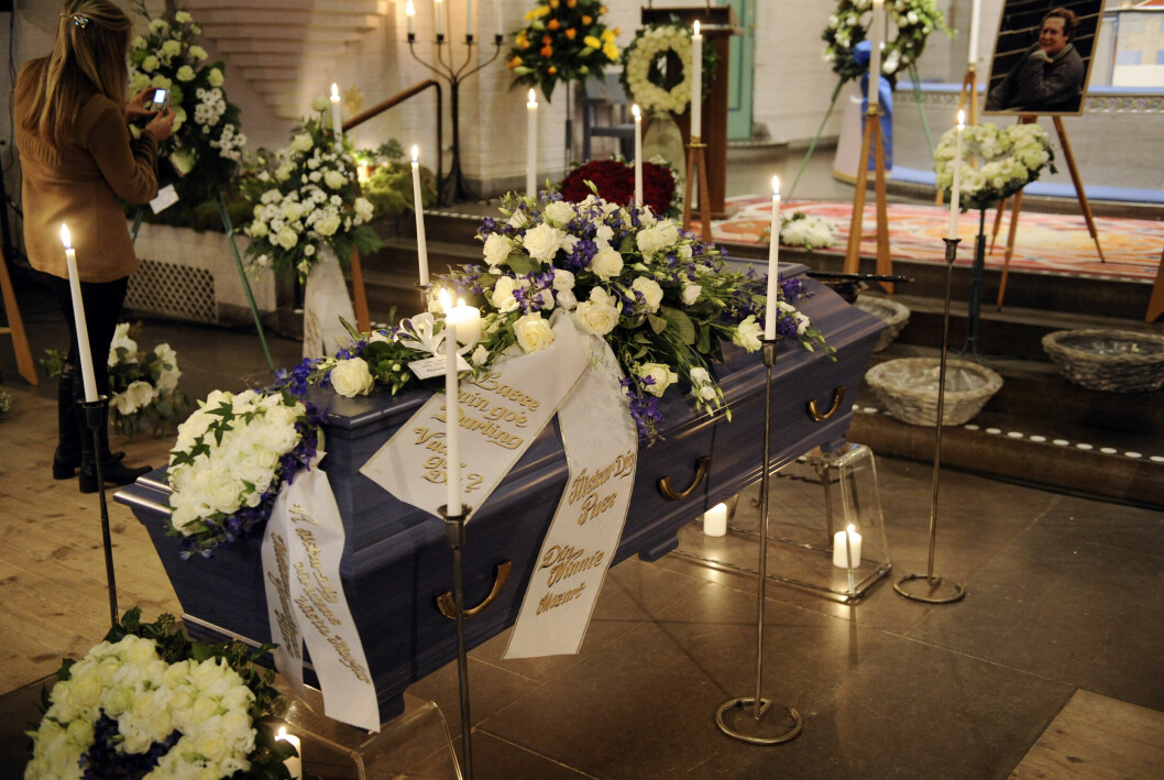 Brandeby begravdes den 12 december 2011 i Masthuggskyrkan i Göteborg.