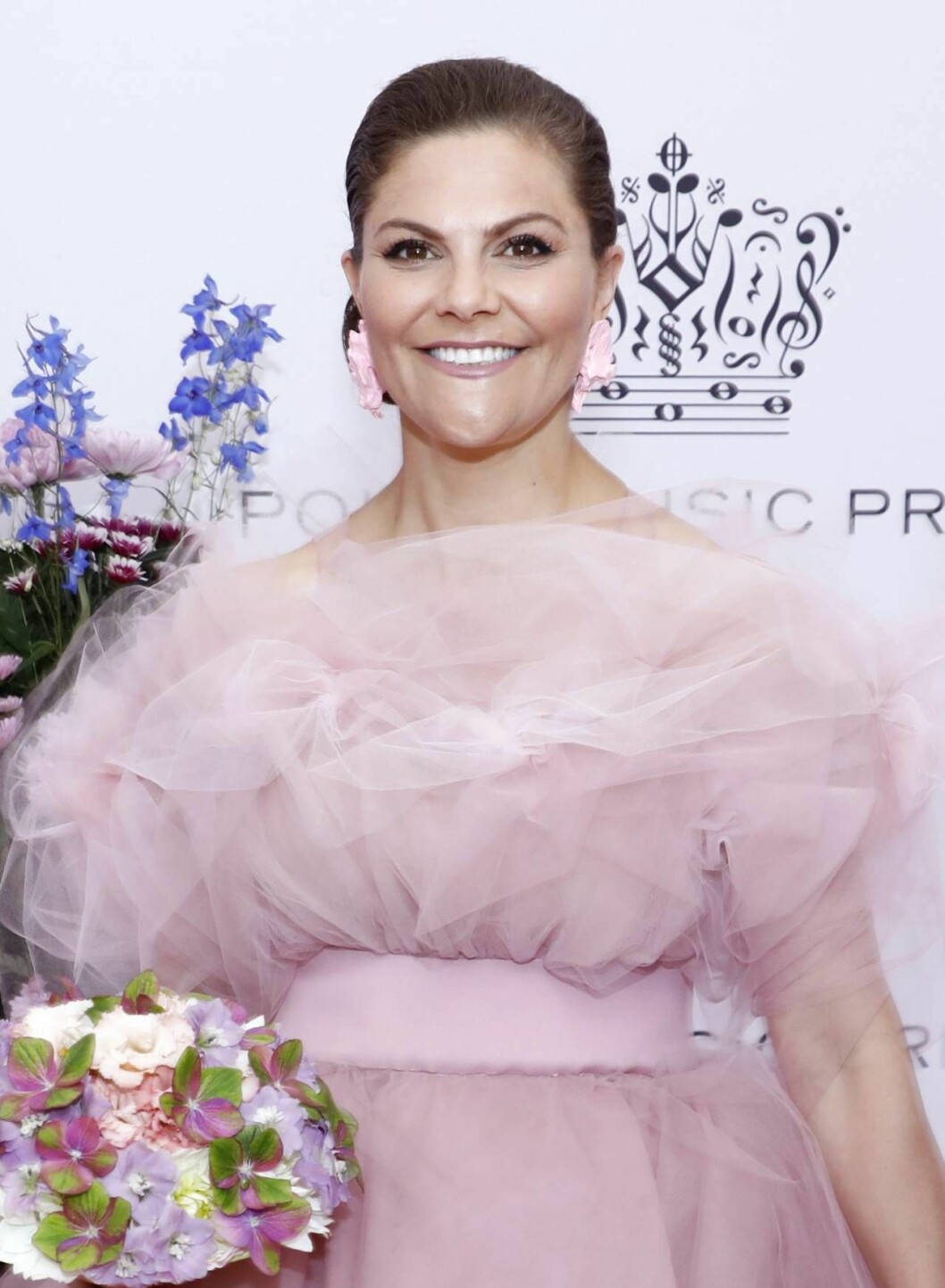 Kronprinsessan Victoria i rosa klänning på Polarprisgala 2019