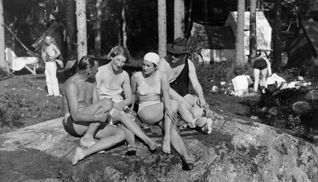 Man kunde hoppas att det var sol under den enda vecka man hade semester på 1930-talet. Här några badare vid Flatenbadet i Stockholm under midsommarhelgen 1935. Två män och två kvinnor vid Flatenbadet i Stockholm under midsommarhelgen 1935.