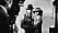 Svartvit bild av Humphrey Borgart och Ingrid Bergman under inspelningen av Casablanca.