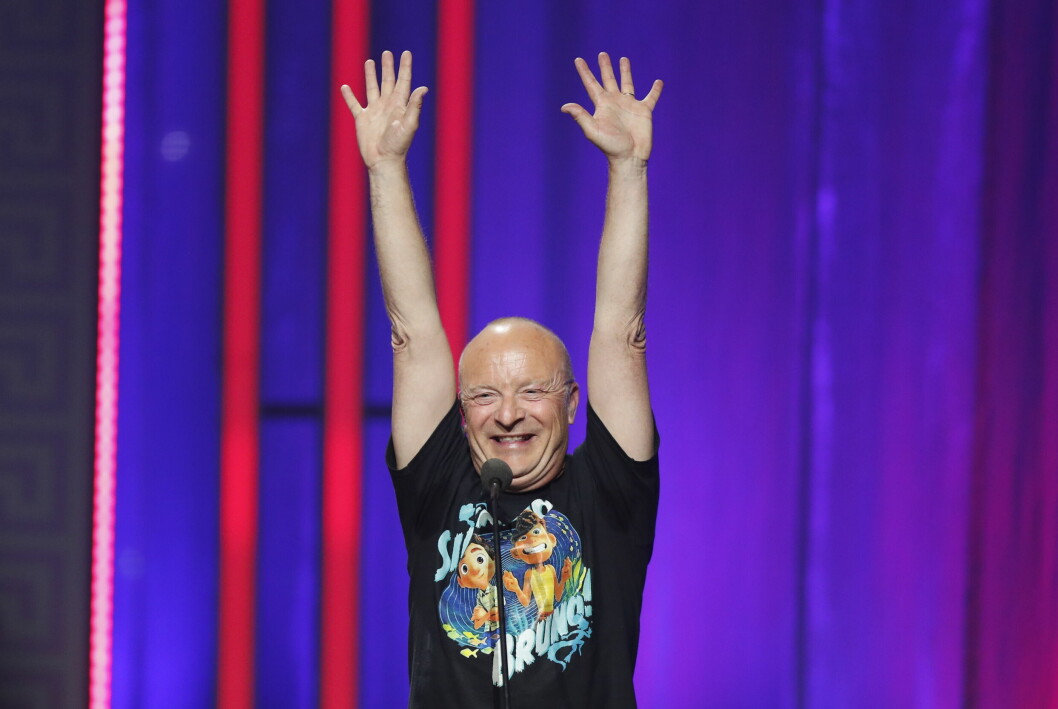 Jonas Gardell var glad när han tog emot priset "Årets bok" för <span class=" italic" data-lab-italic_desktop="italic">Ett lyckligare år</span> under QX-galan i fjol. Jonas Gardell QX