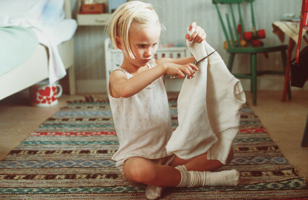 Lotta har ett enkelt knep för att slippa sticksiga tröjor. Man klipper sönder dem. I filmen bråkar Lotta med mamma Doris om tröjan och beslutar sig därefter för att flytta hemifrån.