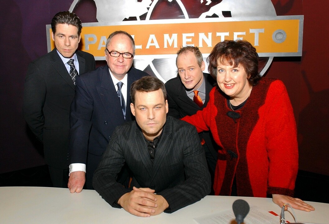 En samling komiker som medverkade i Parlamentet säsongen 2003 (och som alla synts i programmet sedan dess). Fr v Mikael Tornving, Helge Skoog, Henrik Schyffert, Robert Gustafsson och Babben Larsson.