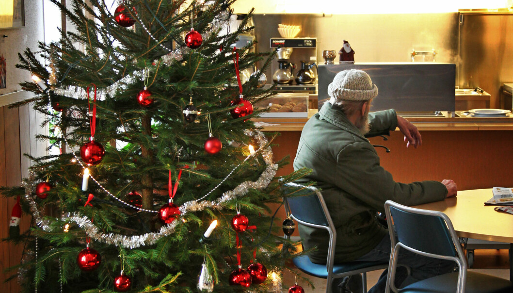 På många håll i landet kan hemlösa och människor som saknar familj fira jul i Stadsmissionens lokaler. En fin, pyntad julgran med en ensam människa bredvid.