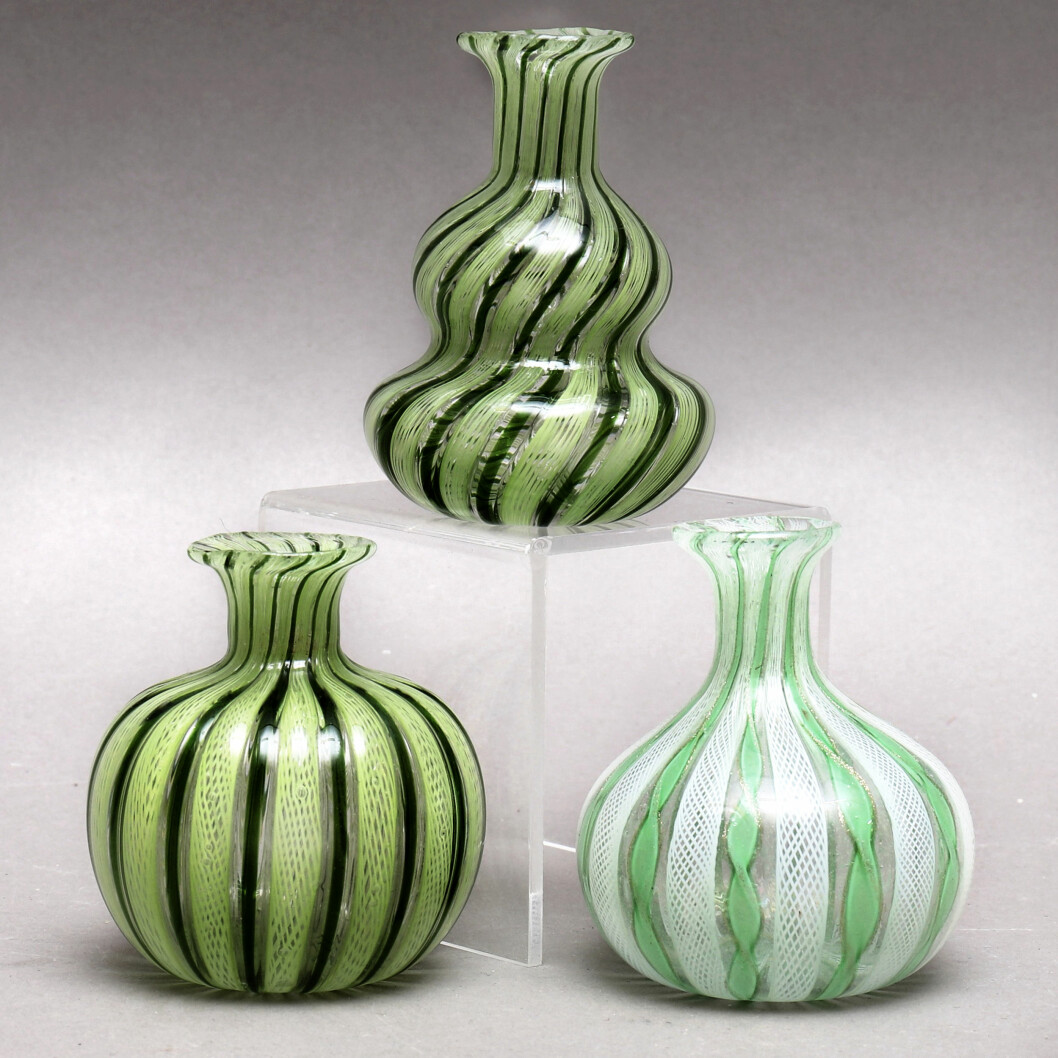 Tre vridna vaser i grönt och svart.