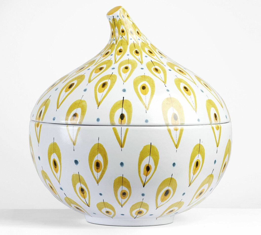 Handmålad fajans. Lökformad skål med lock är ett exempel på Lindbergs fantasifulla fajanser gjorda i Gustavsbergs studio på 1950-talet. 21 cm hög. Klubbades för 11000 kr på Stockholms Auktionsverk. Lökformad fajans med gul dekor.