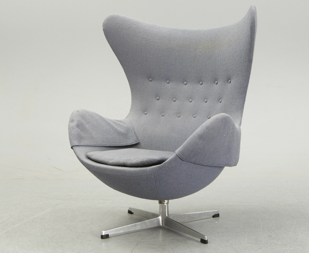 Ikoniska <span class=" italic" data-lab-italic_desktop="italic">Ägget</span>. 1958 skapade Arne Jacobsen den berömda fåtöljen åt SAS Royal Hotel i Köpenhamn. Fåtöljen från Fritz Hansen är 106 cm hög. Gick för 21000 kr på Bukowskis. Grå Ägget-fåtölj.
