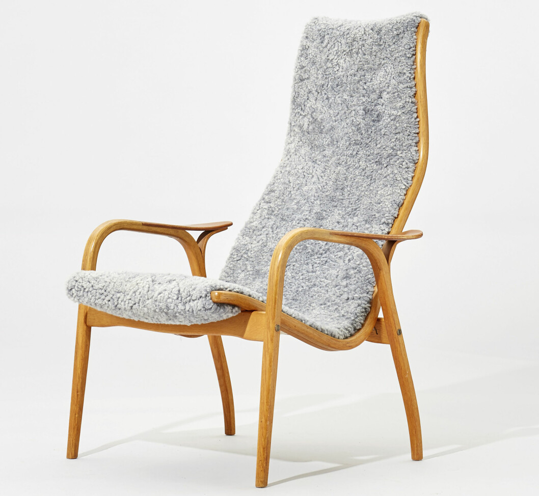 Århundradets svenska möbel. Fåtöljen <span class=" italic" data-lab-italic_desktop="italic">Lamino</span> med fårskinnsklädsel på teakstomme tillverkades hos Swedese. Såld för 6500 kronor på Uppsala Auktionskammare. En Laminostol i teakstomme och fårskinnsklädsel.