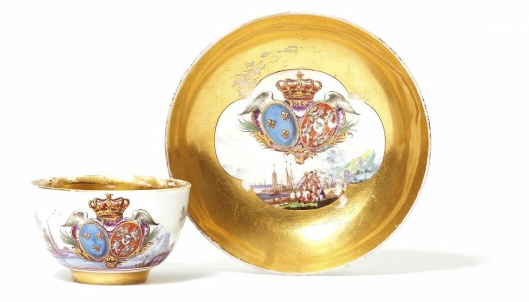 Extravagans på hög nivå. År 1737 fick drottning Marie Leszczynska av Frankrike, Ludvig XV:s gemål, en servis från Meissen med tolv tekoppar och tolv chokladkoppar samt diverse skålar och kannor i present av kung August III av Polen. Alltihop levererat i ett rött skrin av läder. År 2020 såldes en tekopp ur den kungliga servisen som är dekorerad med alliansvapen. Vinnande budgivare avgjorde med 16 250 euro (10 000–15 000) 2020 hos Lempertz. Kopp och fat dekorerad med alliansvapen och gulddetaljer.