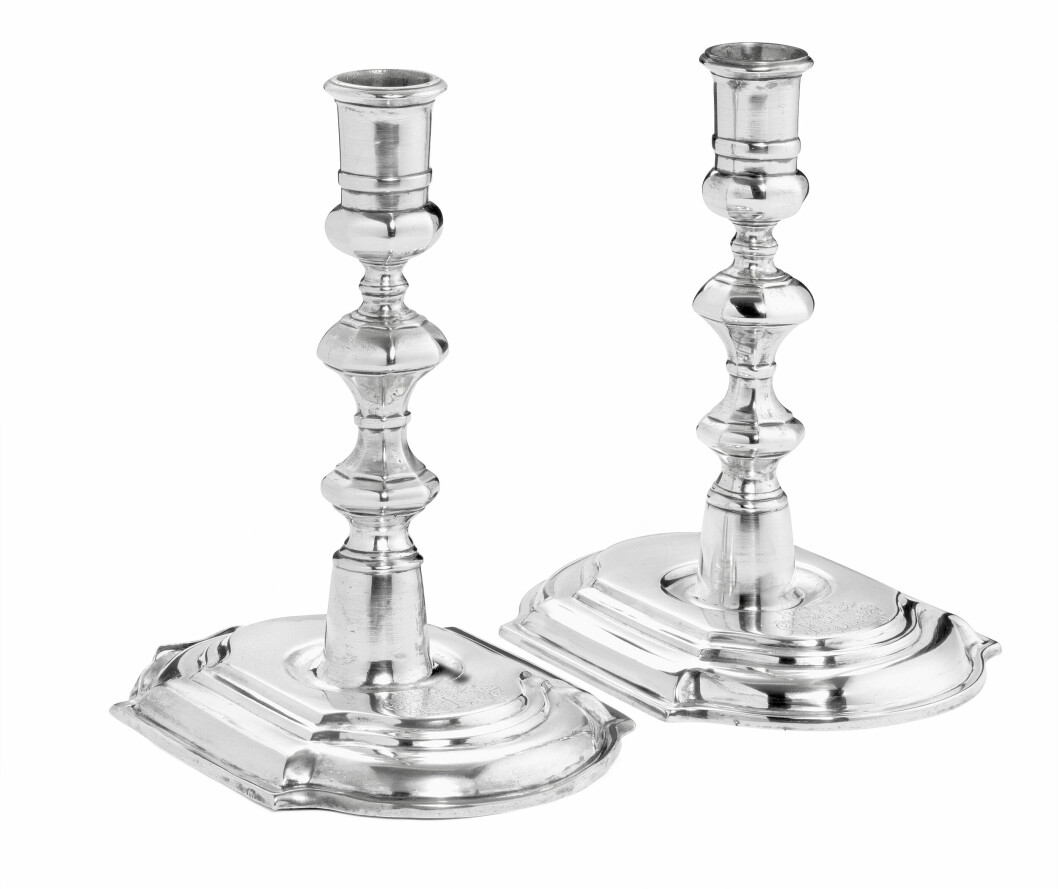 Paret dansktillverkade silverljusstakar är märkta med alliansvapen för godsägaren Gerdt Hansen de Lichtenberg (1697–1764) och Bodil Steffensdatter Hofgaard (1711–96), som gifte sig 1728. Vinnande bud blev 16000 danska kronor 2019 hos Bruun Rasmussen. Två silverljusstakar.