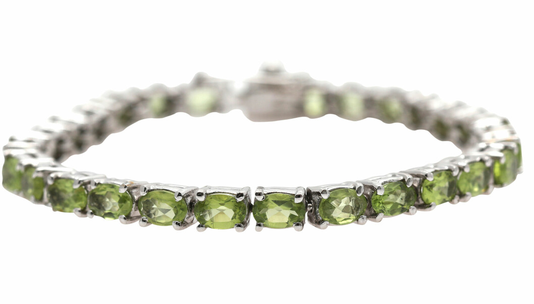Rena fyndet! Den stilfulla armlänken med glänsande peridoter, infattade i sterlingsilver, gick lätt iväg vid Bruun Rasmussens Jewellery and Fashion-auktion i december 2021. Klubbat pris blev 1 250 danska kronor (1 500). Armlänk med glänsande peridoter.